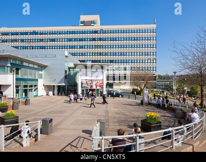 Sheffield Hallam Universitätsstudenten in der Sonne außerhalb der Owen Gebäude Stadt Campus South Yorkshire England UK GB EU Europa Stockfoto