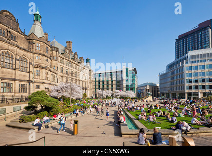 das rathaus im stadtzentrum von sheffield und viele Menschen in den Friedensgärten das stadtzentrum von sheffield im Süden von yorkshire england gb gb großbritannien europa Stockfoto