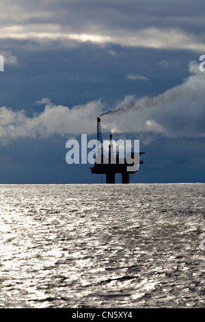 Bohrinsel mit dunklen düsteren Himmel Stockfoto