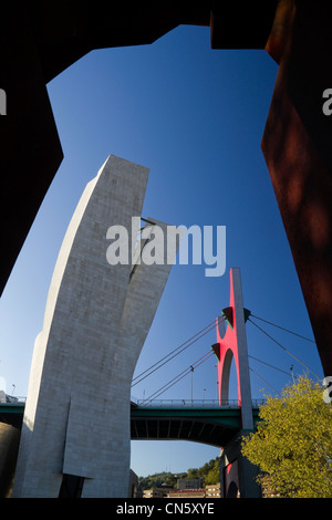 Daniel Burens rote Bogen auf der Puente De La Salve in Bilbao Spanien Stockfoto