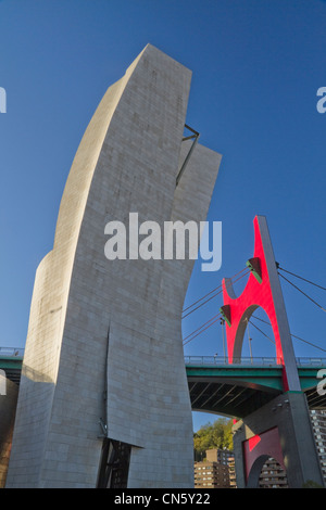 Daniel Burens rote Bogen auf der Puente De La Salve in Bilbao Spanien Stockfoto