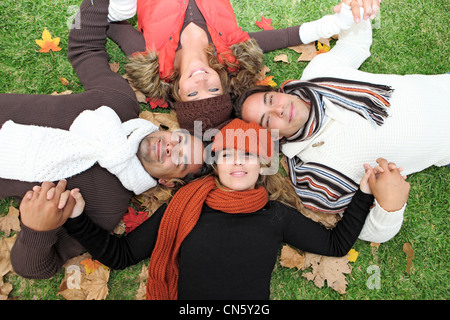 vielfältige Herbst Gruppe von fröhlichen jungen Menschen Stockfoto
