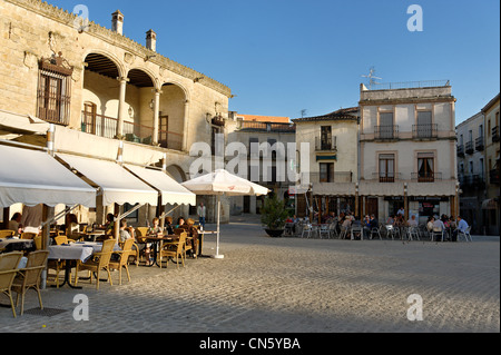 Spanien, Extremadura, Trujillo, Plaza Mayor, Café-Terrasse am späten Nachmittag Stockfoto