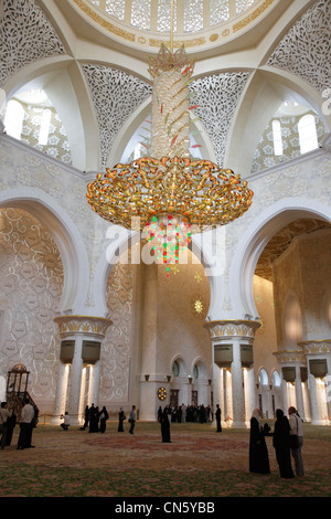 Der imposante Kronleuchter an Scheich-Zayid-Moschee, Abu Dhabi, Vereinigte Arabische Emirate Stockfoto