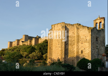 Spanien, Extremadura, Trujillo, Kirche vor den Mauern des Schlosses erbaut im 10. Jahrhundert auf den Hügeln über der Stadt Stockfoto