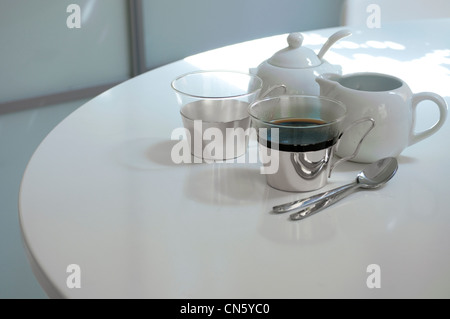 Silber Kaffeetassen, Zuckerdose und Milchkännchen Stockfoto