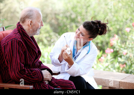 ältere Mann mit Arzt oder Krankenschwester Stockfoto