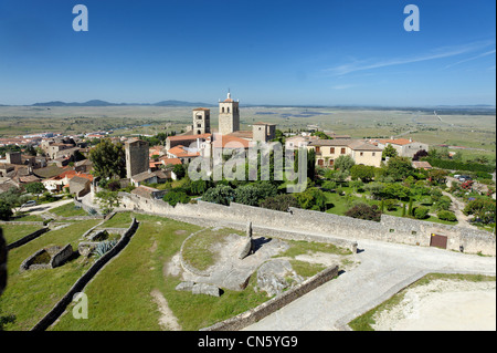 Spanien, Extremadura, Trujillo, Panorama von den Burgmauern und Blick auf den Turm von Santa Maria und der Ebene Stockfoto