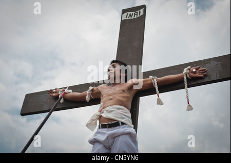 Alex am Kreuz genagelt, während die traditionellen Kreuzigungen, Karfreitag, San Fernando, Pampanga, Philippinen Stockfoto