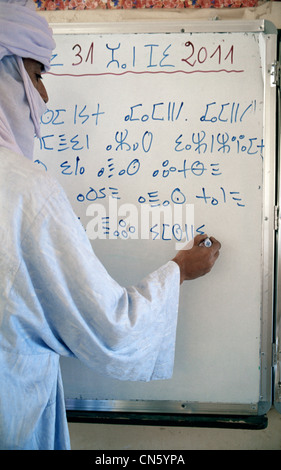 Algerien, Sahara, Hoggar (Ahaggar Berge), Tamanrasset, der Lehrer Hamza lehrt Tifinagh schreiben in der Grundschule Stockfoto