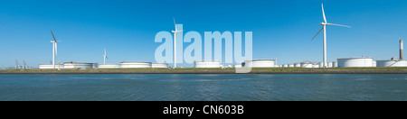 Windmühlen zwischen großen weißen Tanks für Benzin und Öl im Hafen von Rotterdam Stockfoto