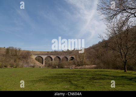 Ansicht der Monsal Viadukt über den Fluss Wye in Monsal Dale im Peak District, Derbyshire, England Stockfoto