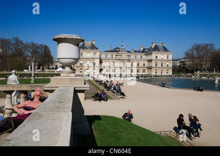 Frankreich, Paris, Frauen ein Sonnenbad im Jardin du Luxembourg (Garten von Luxemburg) Stockfoto