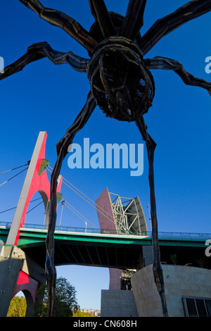 Louise Bourgeois Spinne und Daniel Burens roten Bogen in Bilbao Spanien Stockfoto