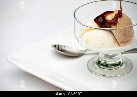 Vanille und Kaffee-Eis mit heißen Toffee-Sauce. Stockfoto