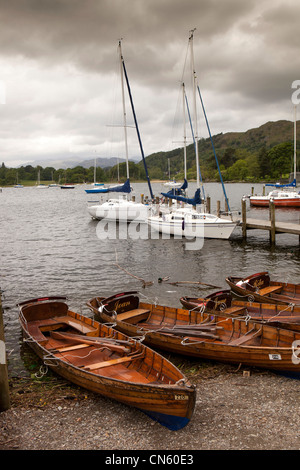 UK, Cumbria, Ambleside, traditionelle hölzerne Ruderboote am Ufer des Lake Windermere Stockfoto