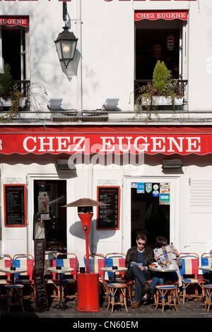 Frankreich, Paris, Butte Montmartre, Place du Tertre, Menschen sitzen auf der Terrasse des Restaurants Chez Eugene Stockfoto