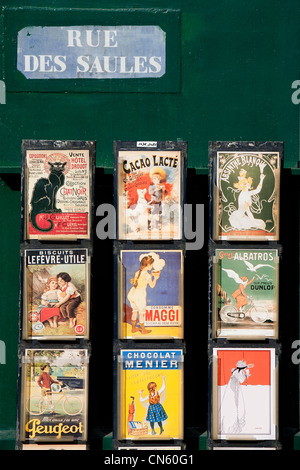 Frankreich, Paris, Butte Montmartre, detail der alten Plakate auf Saules Straße Stockfoto