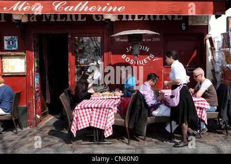 Frankreich, Paris, Butte Montmartre, Terrasse des Restaurants chez la reine Catherine auf Tertre Platz befindet sich Stockfoto