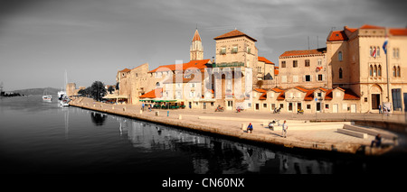 Die mittelalterlichen Kai der Hafen von Trogir, Kroatien. Ein UNESCO-Weltkulturerbe Stockfoto