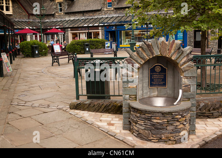 UK, Cumbria, Ambleside, Marktplatz, Rotary, wollen nun in neu gebaut shopping Fußgängerzone Stockfoto