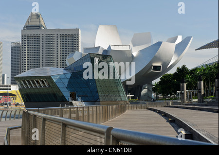 ArtScience Museum und Louis Vuitton Gebäude, Singapur. Stockfoto