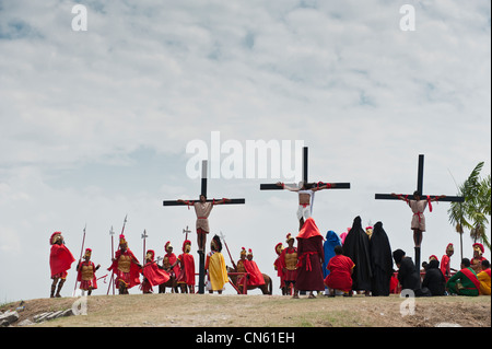 Aufführung der Passion Christi bei der Kreuzigung Cutud während der traditionellen Kreuzigungen am Karfreitag Stockfoto