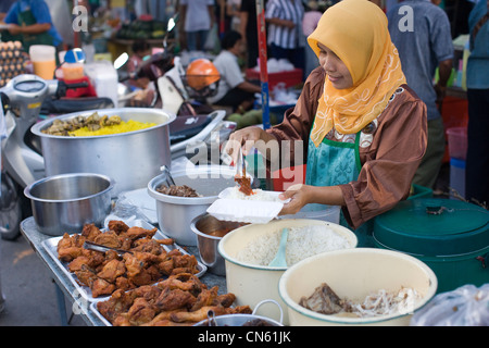 Vorbereitung von Huhn und Reis in einem Straßencafé in der Central Market, Songkhla, Thailand Stockfoto