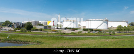 große weiße Tanks für Benzin und Öl im Hafen von Rotterdam Stockfoto