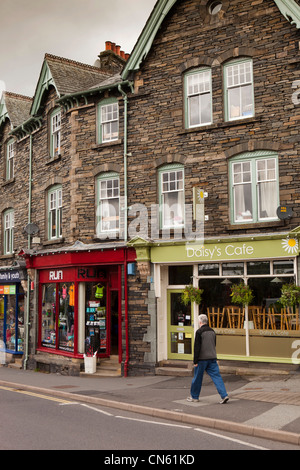 UK, Cumbria, Ambleside, Marktplatz-Geschäfte Stockfoto