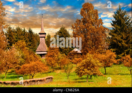 Holzkirche in Dobaies im Herbst. Das Dorf-Museum in der Nähe von Sighlet, Maramures, NordTransylvania Stockfoto