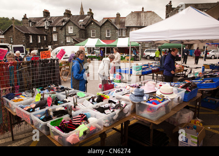 UK, Cumbria, Ambleside, King Street im freien Markt, Shopper an Kleidung Stand Surfen Stockfoto