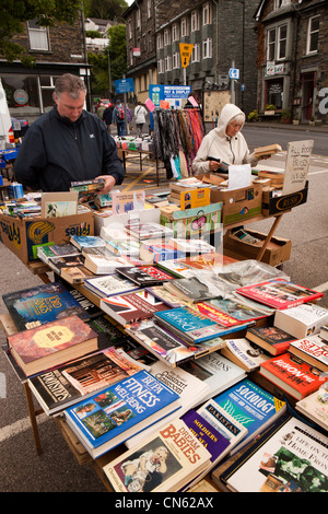 UK, Cumbria, Ambleside, King Street im freien Markt, Shopper am Buch stand Surfen Stockfoto