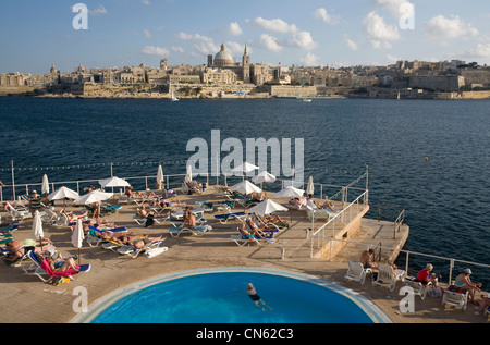 Malta, Sliema, Blick vom Wasser auf Valletta Stadt von der UNESCO als Erbe würde aufgeführt Stockfoto