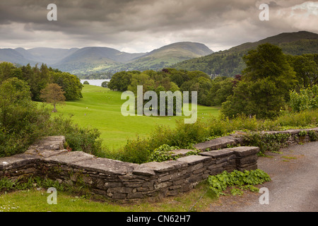 UK, Cumbria, Lake District Fells über Lake Windermere aus Wray Castle Stockfoto