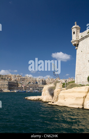 Malta, die Three Cities, Vittoriosa, defensive Turm von San Angelo Festung und Valletta im Hintergrund Stockfoto