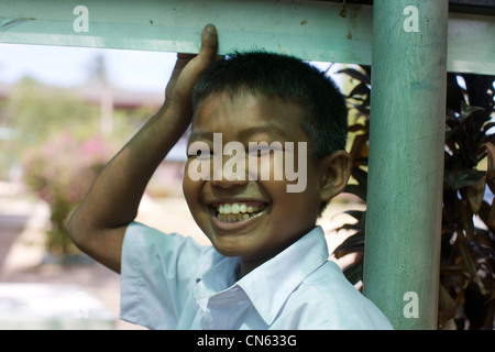 Schülerinnen und Schüler an einer Grundschule in Songkhla Müll zu sammeln und als Bestandteil eines Abfall-Management-Projektes zur Schule bringen. Stockfoto