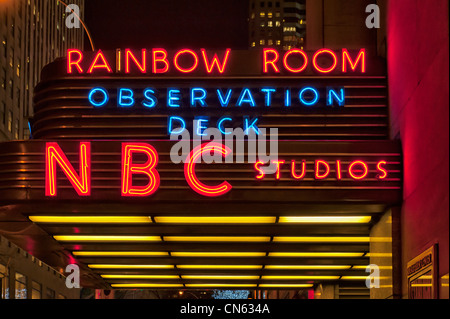 Leuchtreklame auf 30 Rockefeller Center Eingang Überhang mit NBC Sudios, Rainbow Room und Observation deck hellere beleuchtete Buchstaben Stockfoto