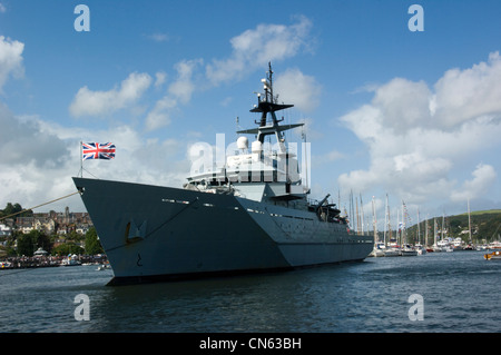 Fluss-Klasse Royal Navy Offshore Patrol Vessel HMS Tyne (P281) nimmt einen Ehrenplatz auf dem River Dart für Dartmouth Regatta Stockfoto