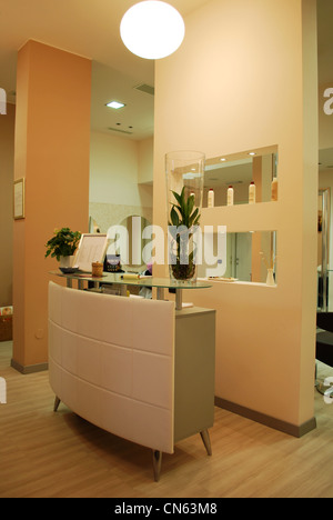 Interieur eines modernen modischen Schönheitssalons Stockfoto
