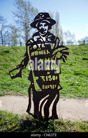 Eine Skulptur von Sylvia Pankhurst in der Nähe von Meath Brücke, Mile End Park, durch den Regent es Canal, London, UK. Stockfoto