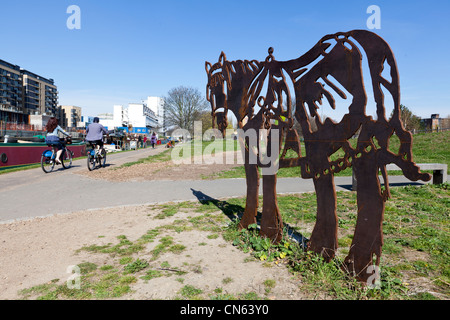 Ein Kanal Boot Pferd Skulptur in der Nähe von Meath Brücke, Mile End Park, durch den Regent es Canal, London, UK. Stockfoto