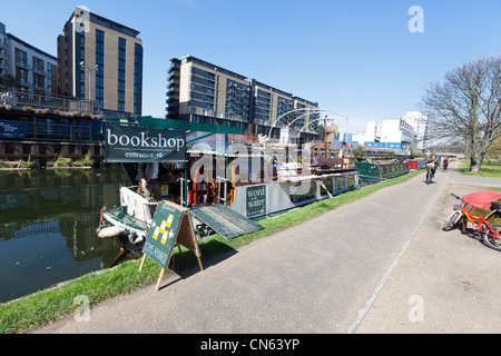 Word & Wasser Buchhandlung auf einem Kanalboot in der Nähe von Meath Brücke, Mile End Park, durch den Regent es Canal, London, UK. Stockfoto