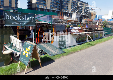 Word & Wasser Buchhandlung auf einem Kanalboot in der Nähe von Meath Brücke, Mile End Park, durch den Regent es Canal, London, UK. Stockfoto