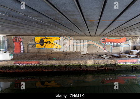 Graffiti auf dem Fluss Lee Navigation Canal Treidelpfad. East London, UK. Stockfoto