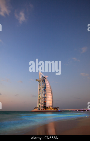 Burj Al Arab Hotel mit farbigen Meer, Dubai, Vereinigte Arabische Emirate Stockfoto