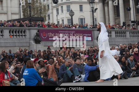 Die Passion Jesu erfolgt durch die Wintershall-Spieler auf dem Londoner Trafalgar Square, mit James Burke-Dunsmore als Jesus Stockfoto