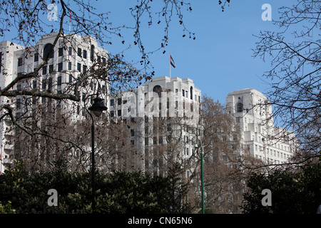 Historische Gebäude in London Stadt an einem sonnigen Tag mit klaren blauen Himmel Stockfoto