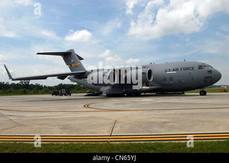 Ein C-17 Globemaster III von Charleston Air Force Base, S.C., kommt am McEntyre Joint National Guard Base, 5. April 2012, um Personal und Fracht abzuholen. Die Piloten des 169th Fighter Wing in McEntyre bereiten sich auf die Abfahrt zu einer Air Expeditionary Force (AEF) nach Südwestasien vor, um die Operation Enduring Freedom zu unterstützen. Sumpf Fox F-16 Kampfjets, Piloten und Hilfspersonal vervollständigen das Luftfahrtpaket, das notwendig ist, um die Nahluftunterstützung für Truppen am Boden im Verantwortungsbereich durchzuführen. Stockfoto