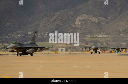 Drei US Air Force F-16 Kampf gegen Falken aus dem 421st Fighter Squadron Taxi in Hill Air Force Base, Utah, 4. April 2012. Die Jets kehrten nach einem sechsmonatigen Einsatz auf der Kunsan Air Base, Republik Korea, zur Hill AFB zurück. Die 421st Fighter Squadron lieferte F-16 Luftunterstützung als Teil einer routinemäßigen Theatersicherheit. Stockfoto